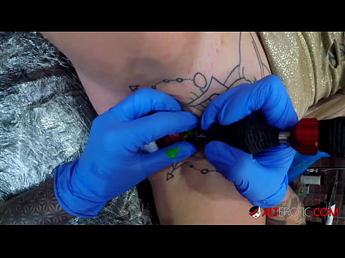 ❤️ Extremadamente tatuado hottie Sully Savage consiguió un tatuaje en su clítoris ❤️ Porno vk en es.friendmap.top ❌️
